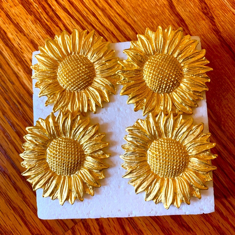 NWOT:4 piece curtain jewelry